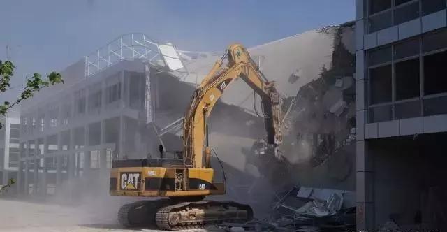 整頓大棚房成了一刀切的代名詞，斷水?dāng)嚯姶u瓦不留，拆成了荒蕪！