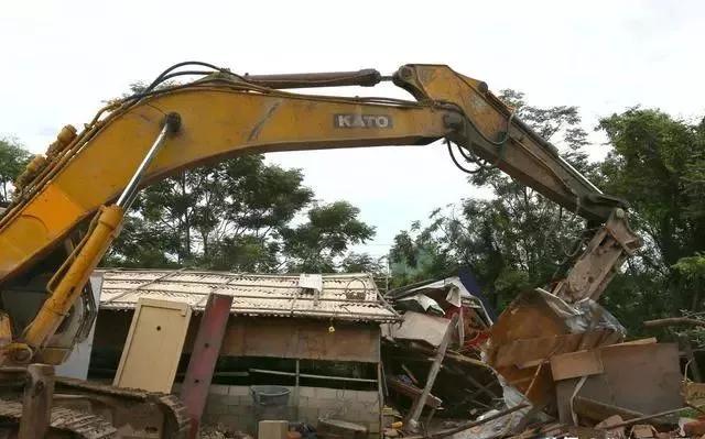 整頓大棚房成了一刀切的代名詞，斷水?dāng)嚯姶u瓦不留，拆成了荒蕪！